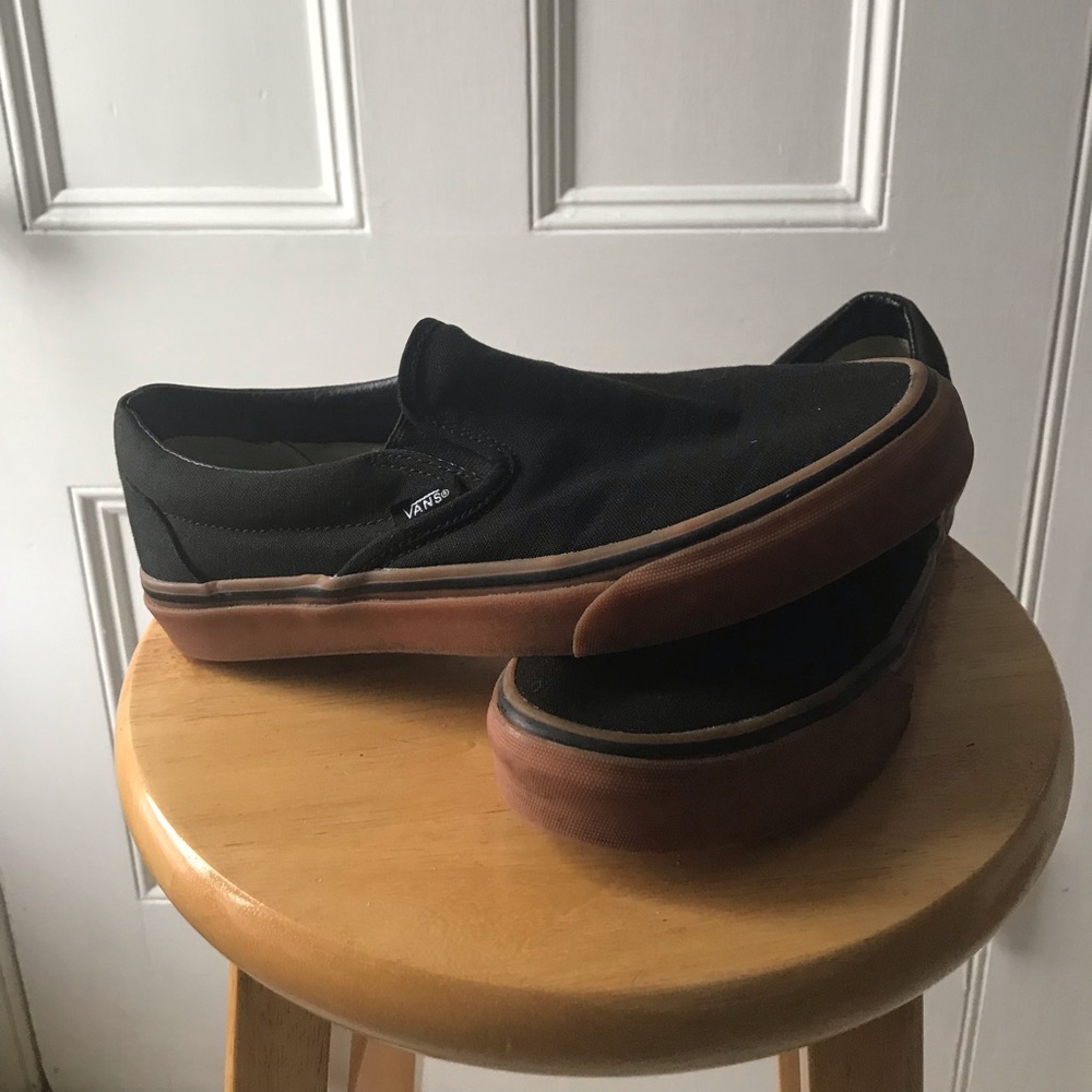 VANS slip on black with gum sole, unisex!